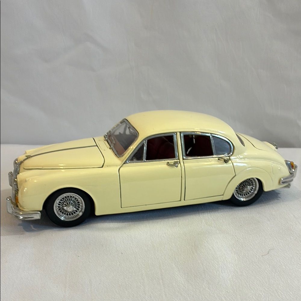 Vintage 1959 Maisto English Cream Jaguar Mark II metal car toy collectible